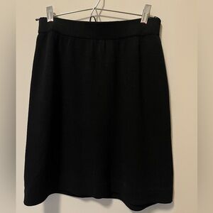 St. John Basics Black short skirt, size 4, Santana knit